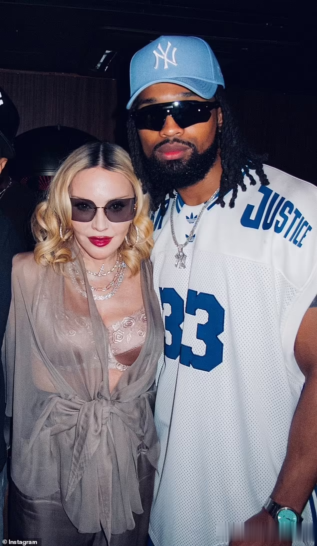 67岁麦当娜为29岁男友庆生,派对上穿透视纱衣,和年轻男友热舞