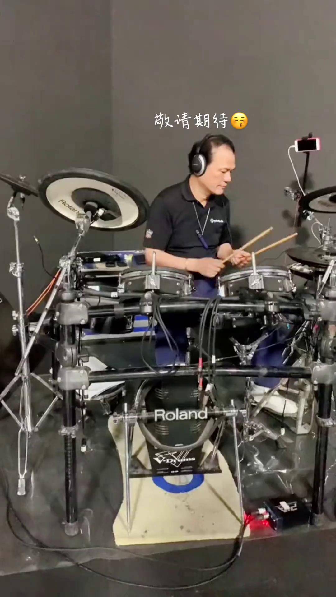 曾是上海顶流歌手，娶小27岁朋友女儿为妻，如今63岁已是歌厅老板