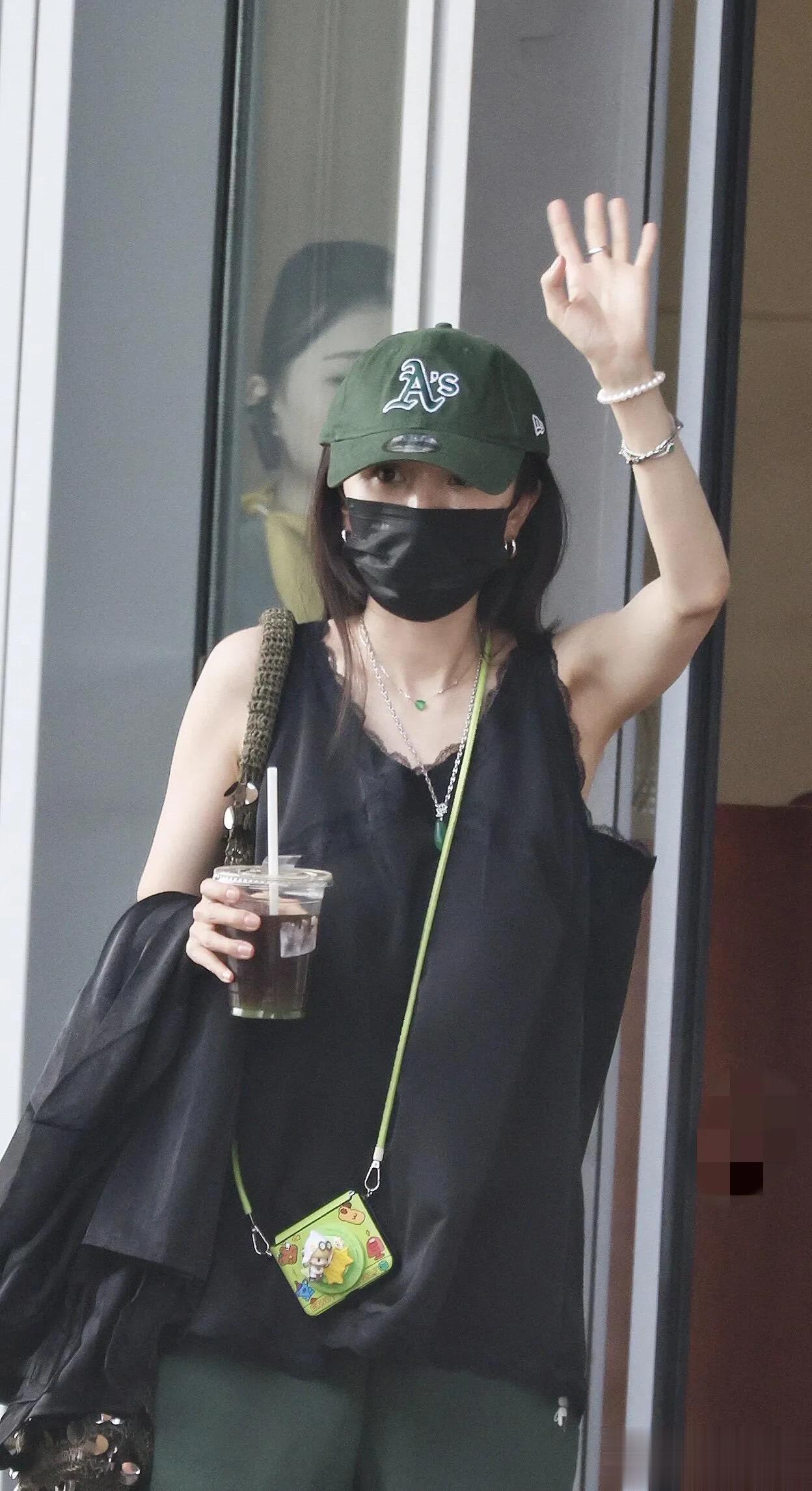 杨幂北京出发上海机场照,运动风酷辣学姐!慵懒随性又显瘦!