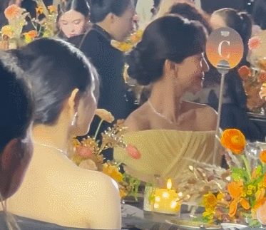 一点都不遮掩，眼纹明显，头有白发，46岁的她比72岁赵雅芝还真实