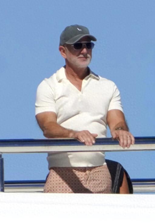 贝佐斯游艇上度假，穿白色短袖清新减龄，还邀请了劳伦桑切斯前任