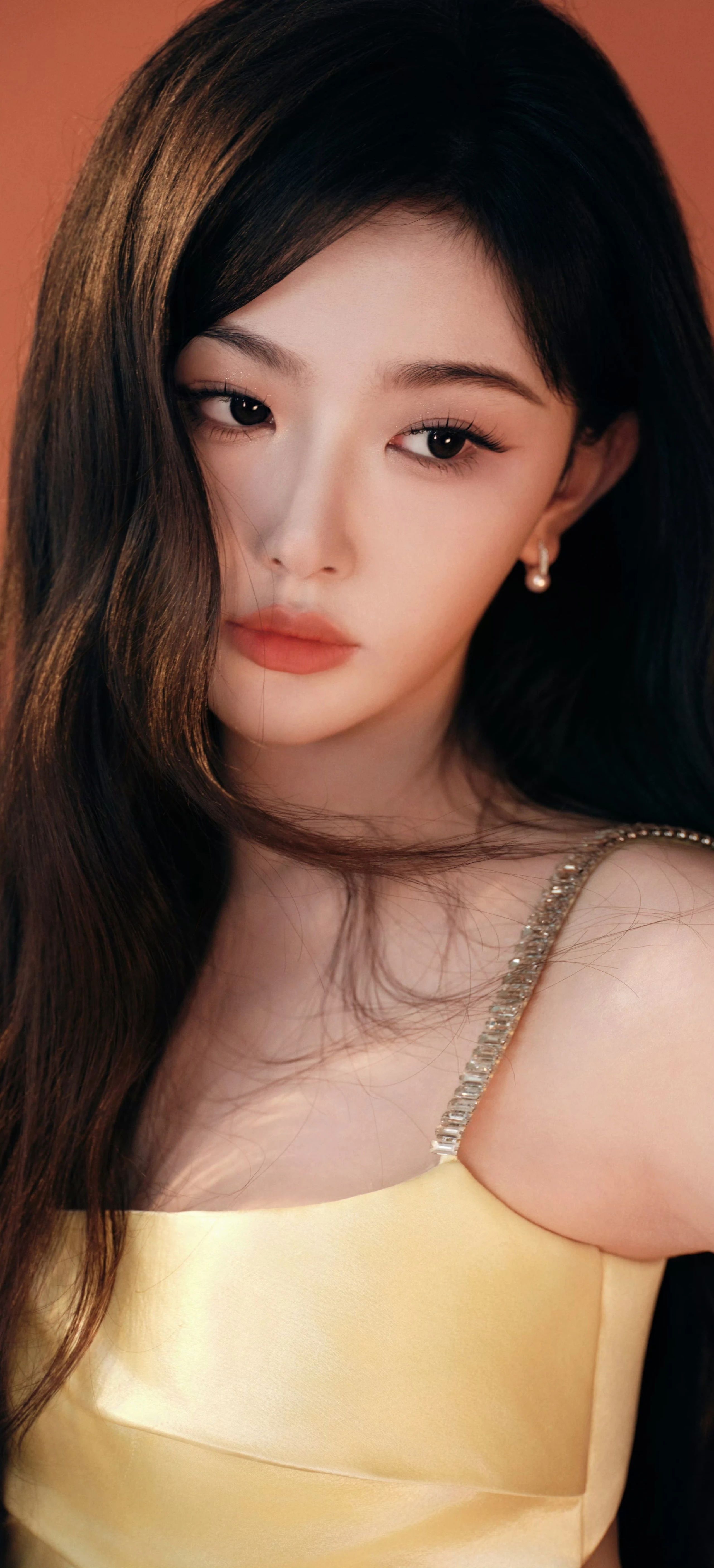 孔雪儿壁纸｜明艳黄色长裙，点亮你的屏幕