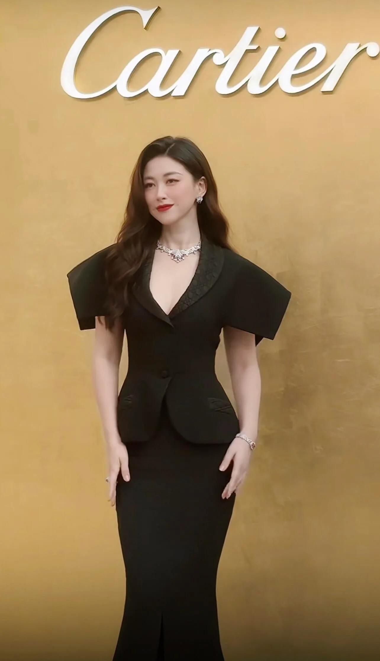 这一夜,巩俐头发白了,朱珠和卡地亚高层跳舞,郭晶晶盘发贵气