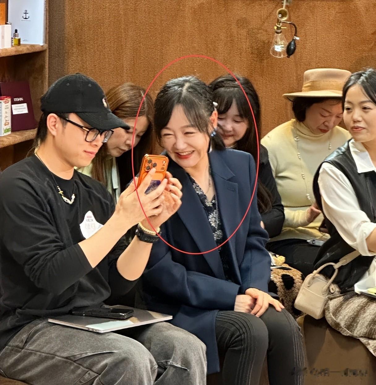 胡兵薛佳凝粉红女郎20年后同框，一个脸僵全是褶，一个白胡子发嗲