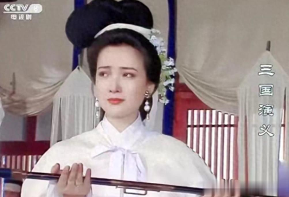 悲哀！何晴术后照曝光，晚年生活患癌又中风，保姆推轮椅进出！