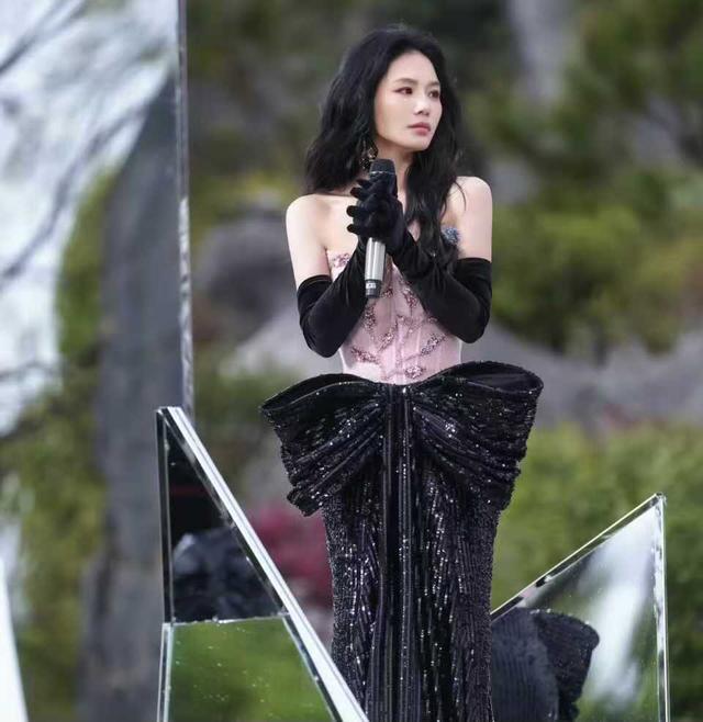 《浪姐6》：第四代超女单打独斗在淘汰边缘徘徊，36岁的她才80斤