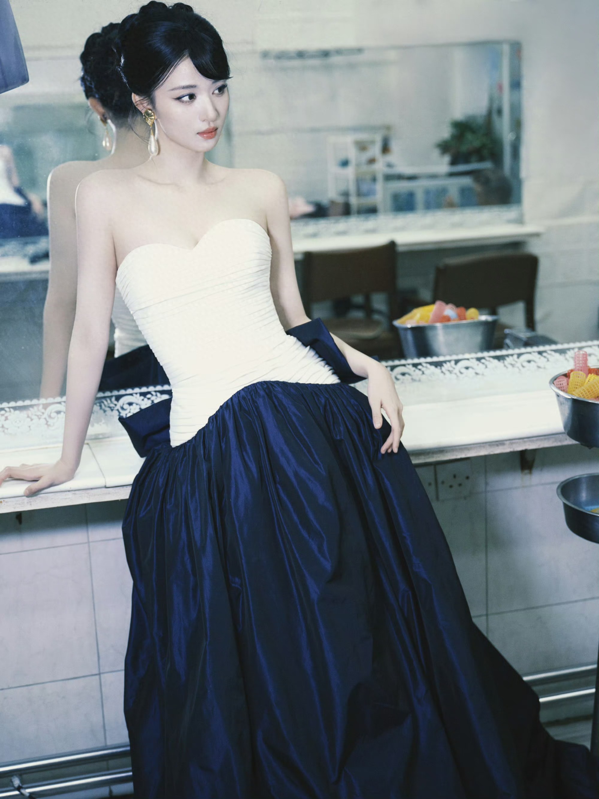 王楚然尖叫之夜造型，抹胸裙衬纤肩美颈，高开叉露腿尽显吸引力