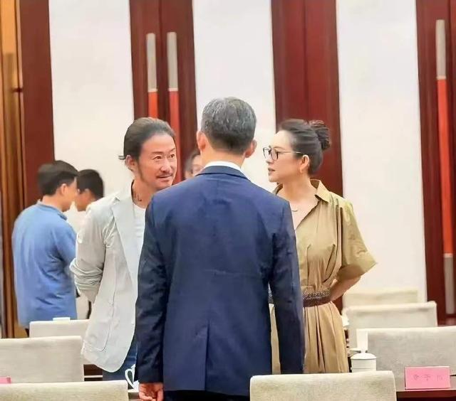 差五岁却像两代人,央视无滤镜镜头里,戳破章子怡吴京的真实差距