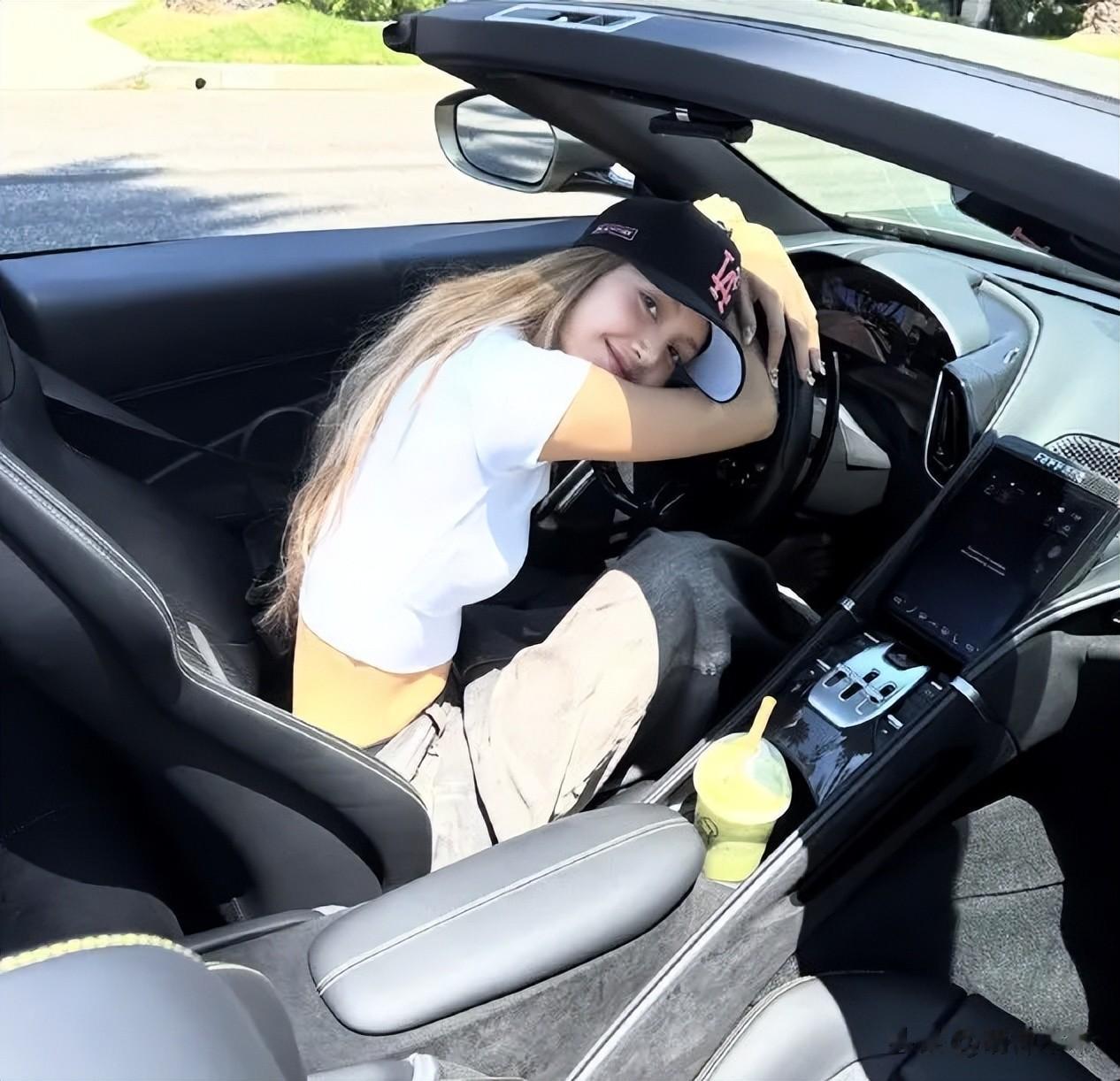 Lisa又来内娱试水！团队打擦边球赚钱，线上四人代言地广被除名