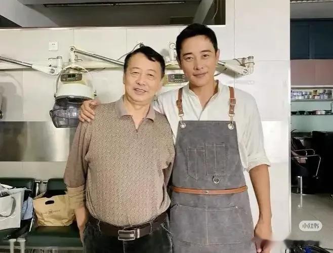 唐嫣和罗晋同框聊天，两人穿一样的黑大衣，带老家亲戚去饭店吃饭