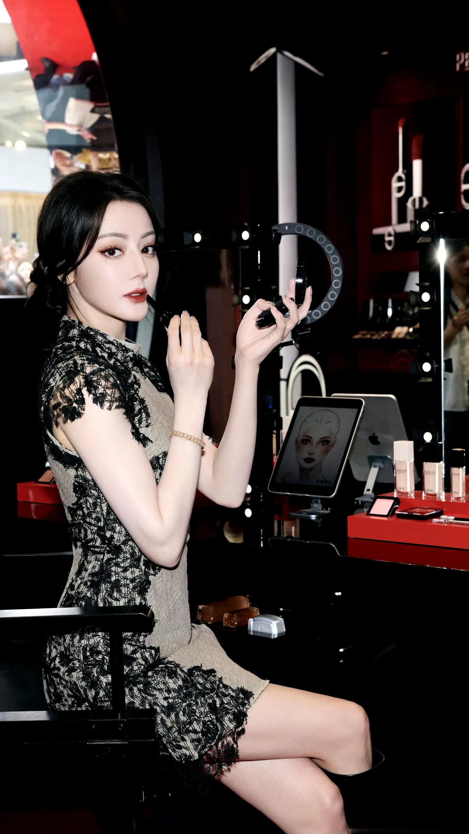 美神降临三里屯,迪丽热巴身着蕾丝短裙出席线下品牌活动。