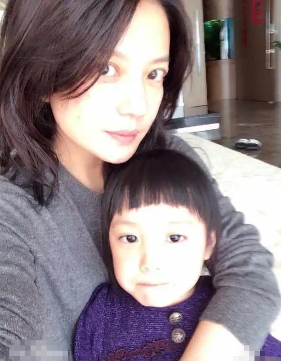 小四月，终是为父母的失败婚姻买单，年仅15岁看起来比赵薇还成熟