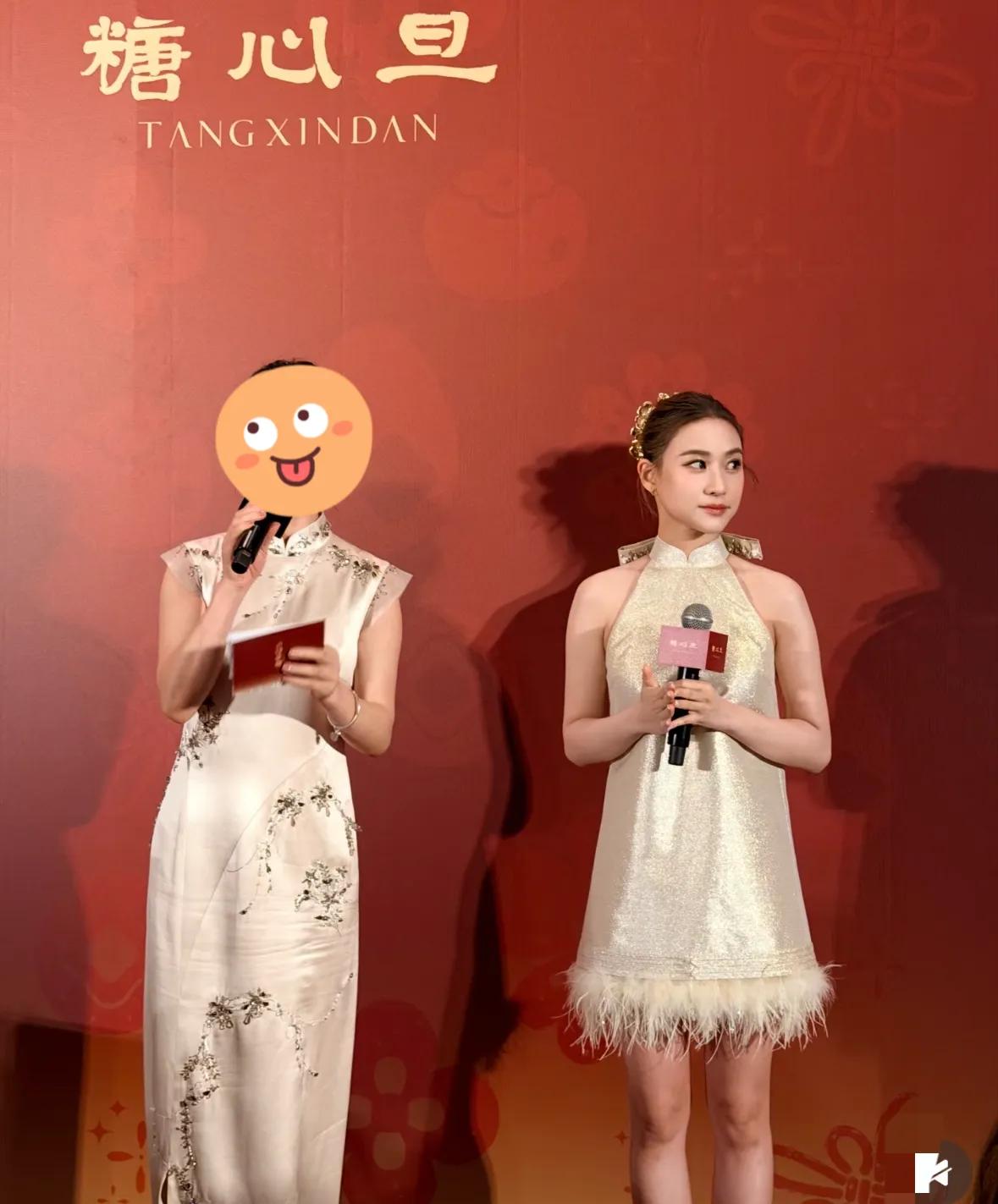 何超莲王诗龄参加活动，王诗龄一袭粉色长裙，看着比何超莲还成熟