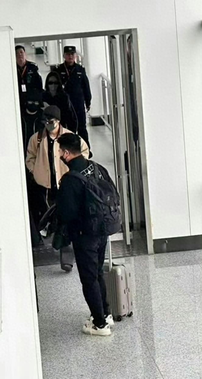 肖战抵达宜昌，黑色毛线帽造型，粉丝瞬间沸腾了