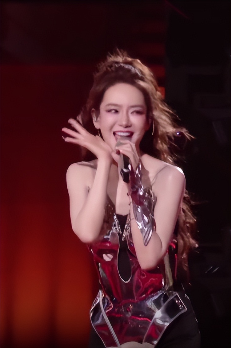 跨年晚会镜头好真实，明星全露怯，戚薇脸僵，陈都灵肿，朱迅怎么长这样了