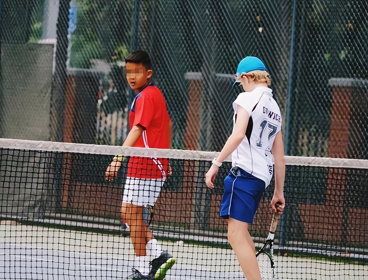 高峰也没想到,他当年狠心抛弃的儿子,如今开始给母亲那英争光了