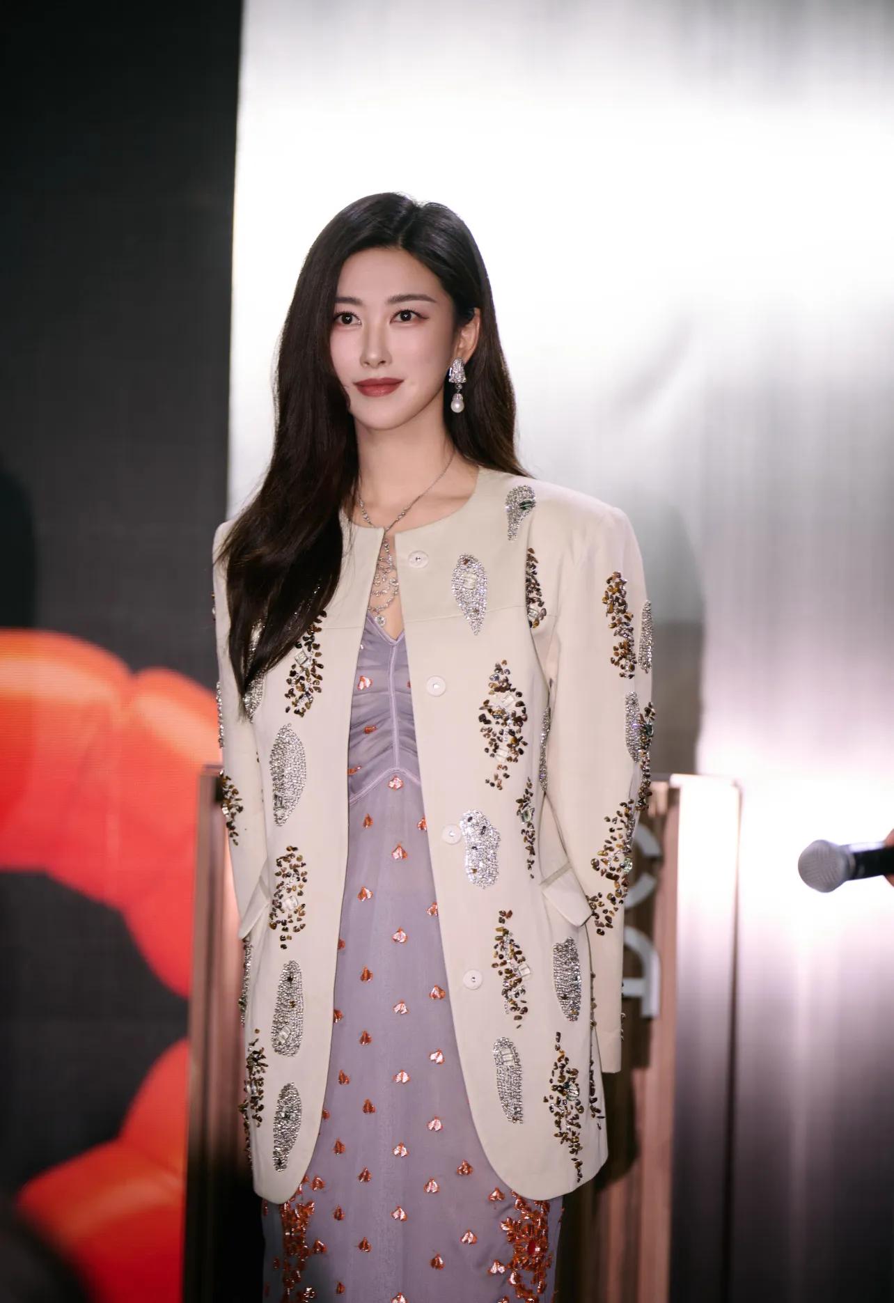 章泽天官宣新身份后,与朱珠同框!穿酒红色吊带裙,事业心藏不住