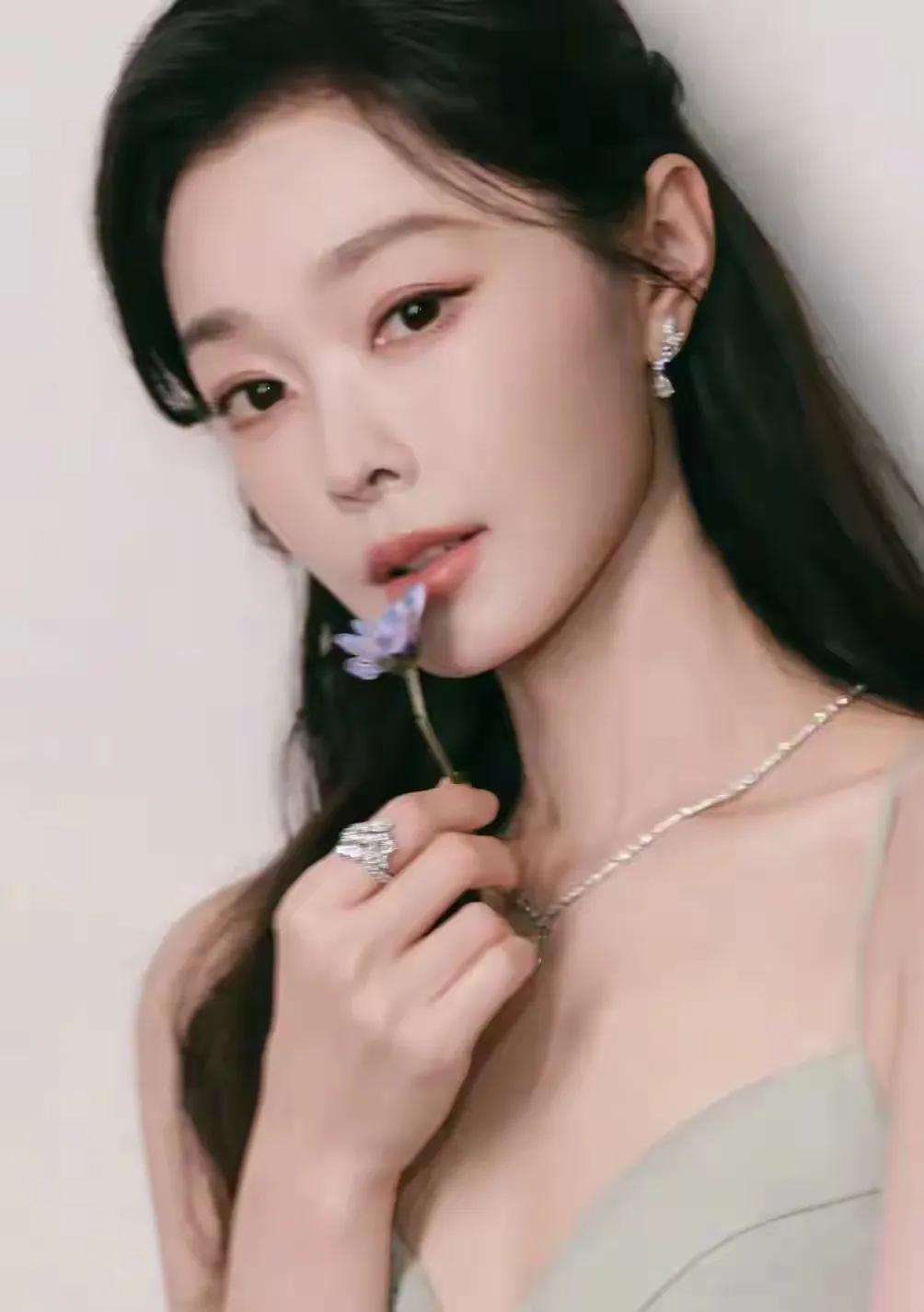 宋轶浅绿裙装，清冷气质美出新高度