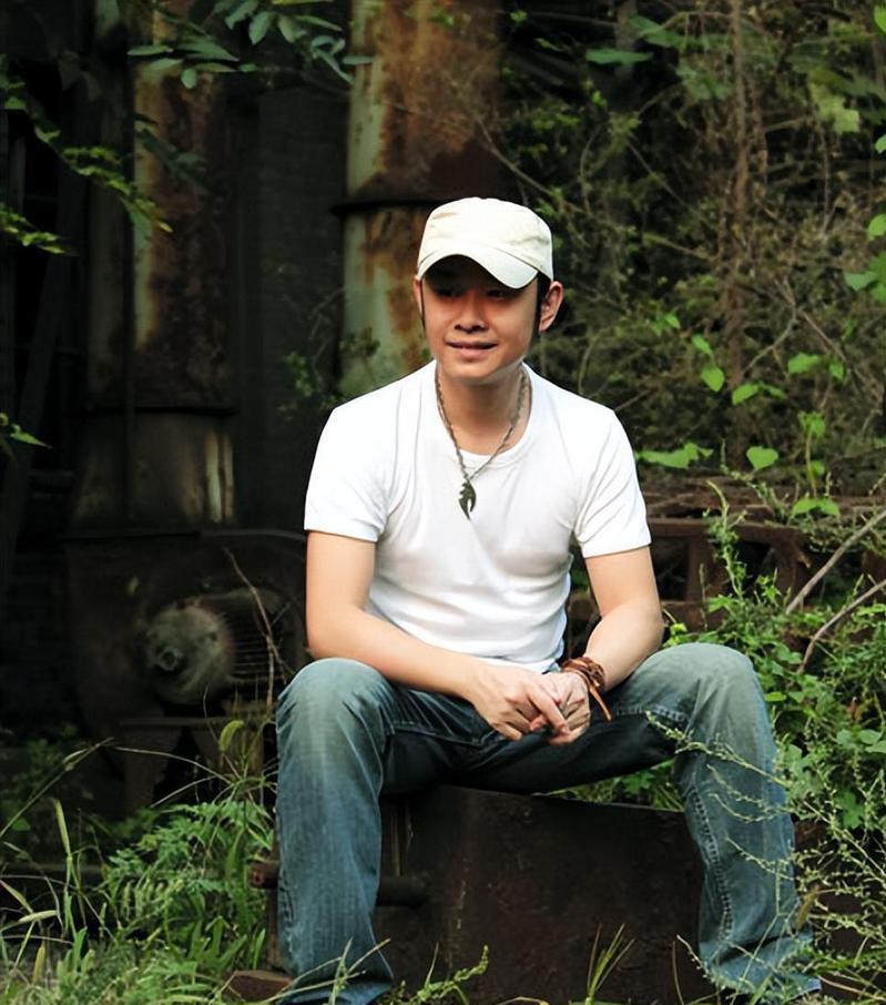 离婚34年后，再看刀郎那个\和富商私奔\的前妻，她后悔了没？