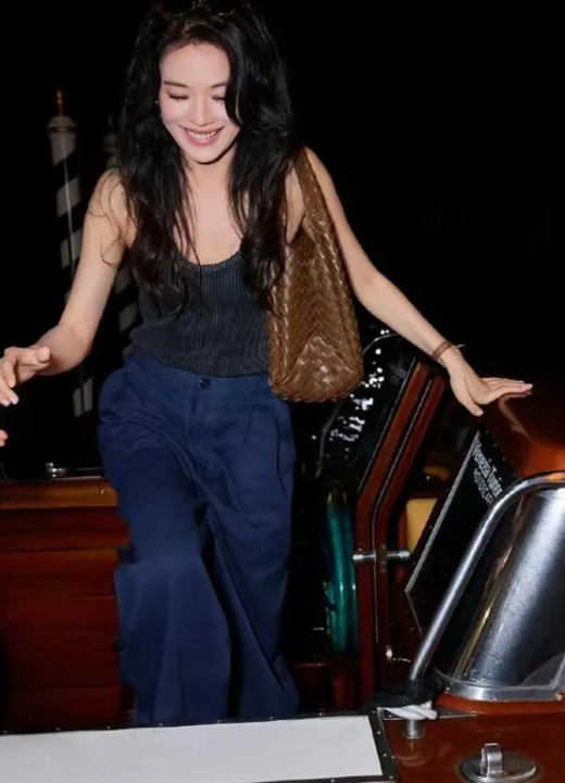 舒淇抵达威尼斯电影节,穿背心低调不失优雅,亚洲巨星slay全场