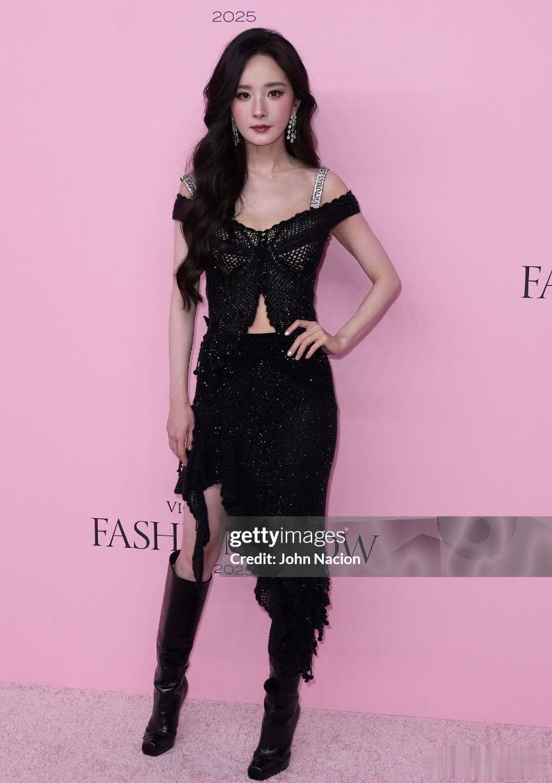 杨幂大秀生图好真实!初老痕迹明显,网友感叹别营销少女感审美了