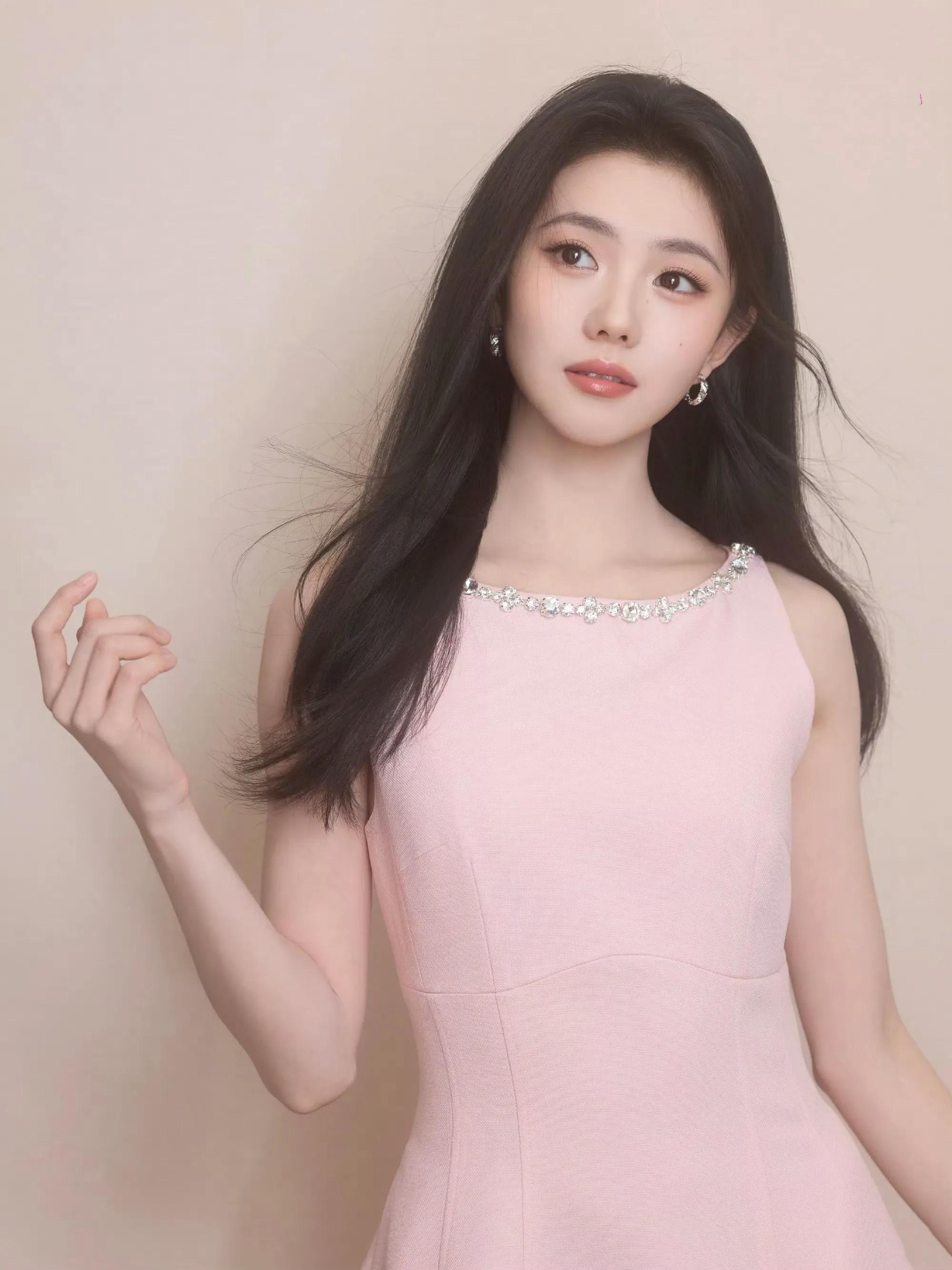 刘浩存粉裙造型超甜美