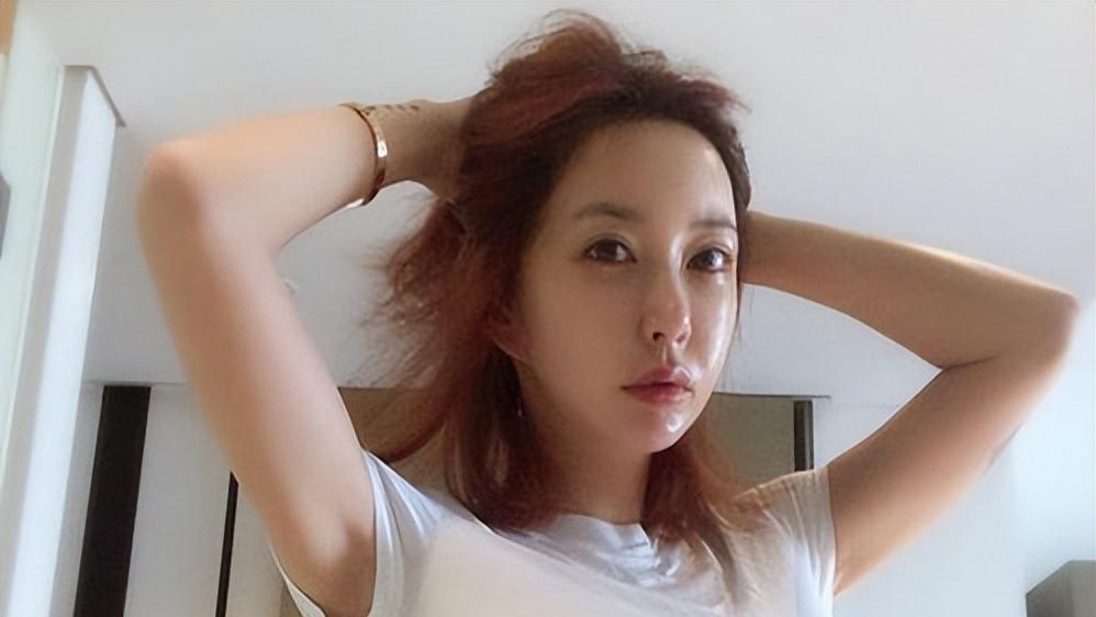 韩国涉赌女星携老公回归，问对方外面是否有女朋友再惹争议