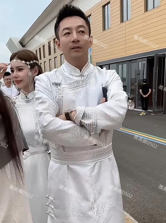 呼和浩特万象城偶遇汪小菲,一身浅色西装文质彬彬挺帅的人气很高