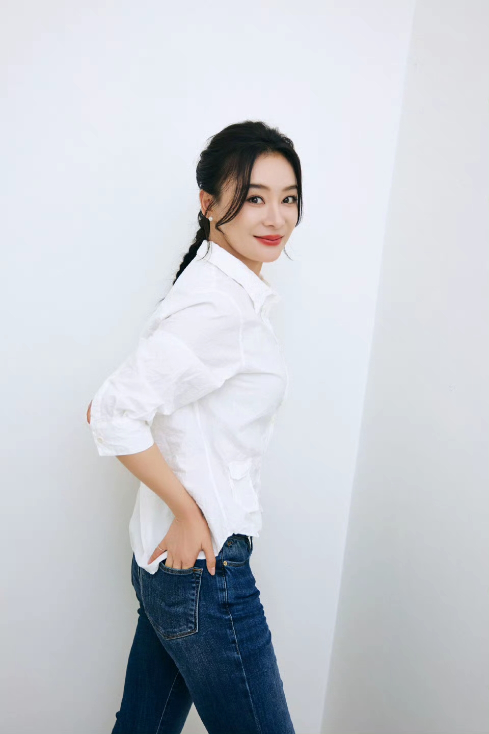 白衫映韵,袁姗姗的浓烈女人味