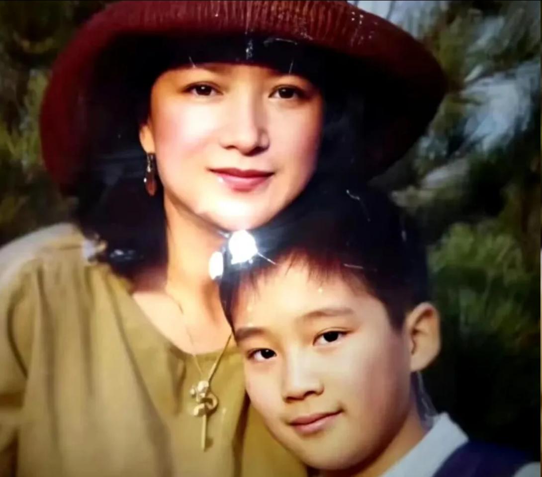 演员何晴去世！好友揭露死因，临终前住院照曝光，暴瘦到难以辨认