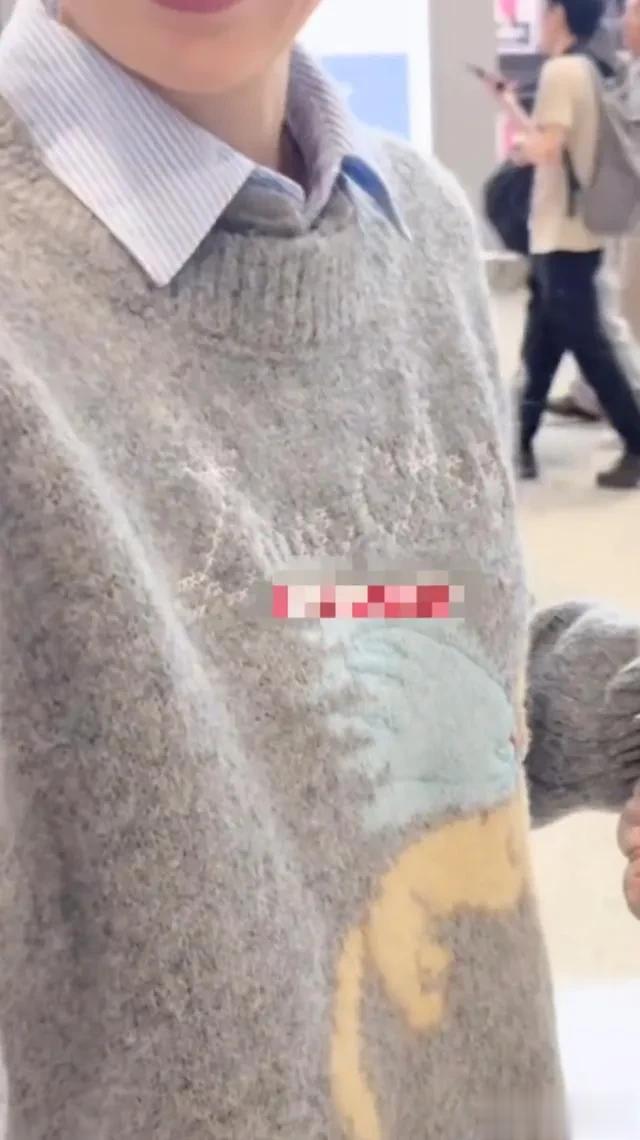 董璇近日现身机场，身着宽松毛衣，走路孕相明显，这是有二胎了？