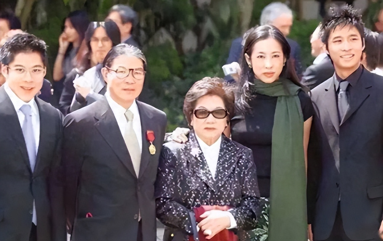 郭晶晶没想到，79岁的公公霍震霆再破天花板，让整个豪门圈沉默了