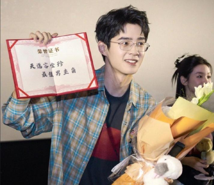 刘昊然斩获影帝不到24小时，恶心一幕发生，易烊千玺意外“躺枪”