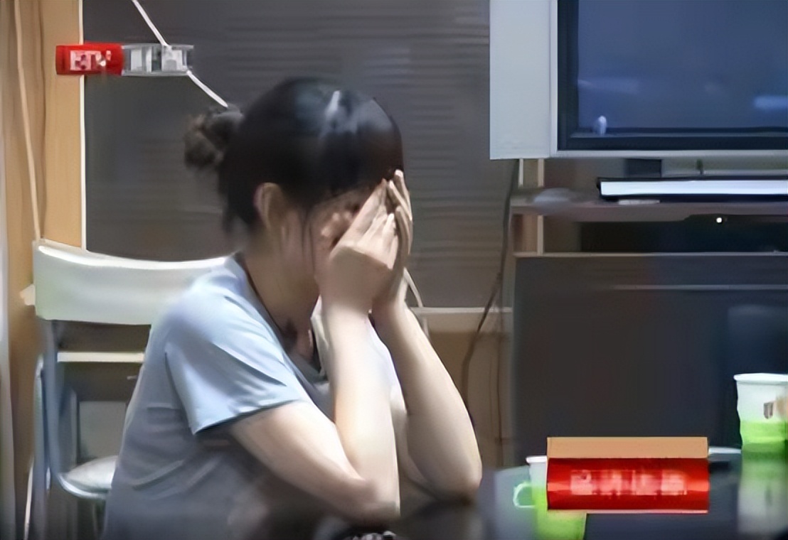 放弃主持事业，嫁大15岁“软饭男”，如今才明白她的选择有多明