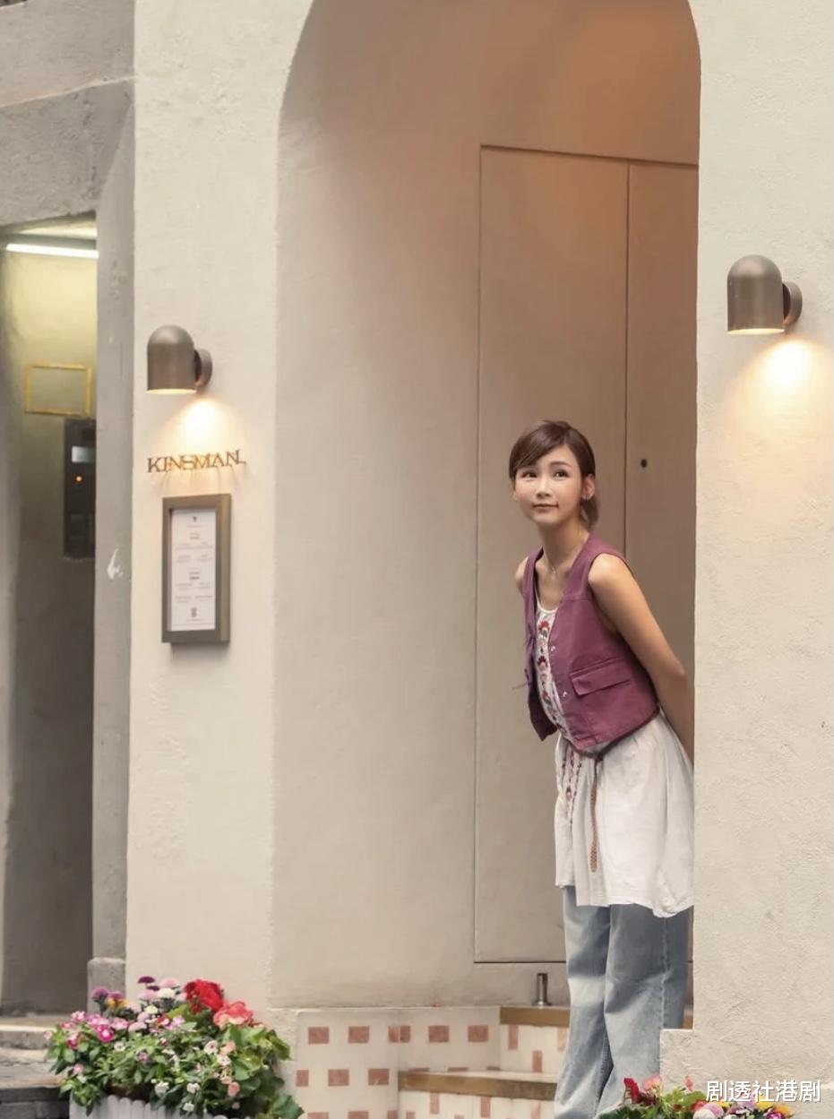 TVB前小花获老公庆生!两个月前高调大婚,仅戴一对金镯被指寒酸