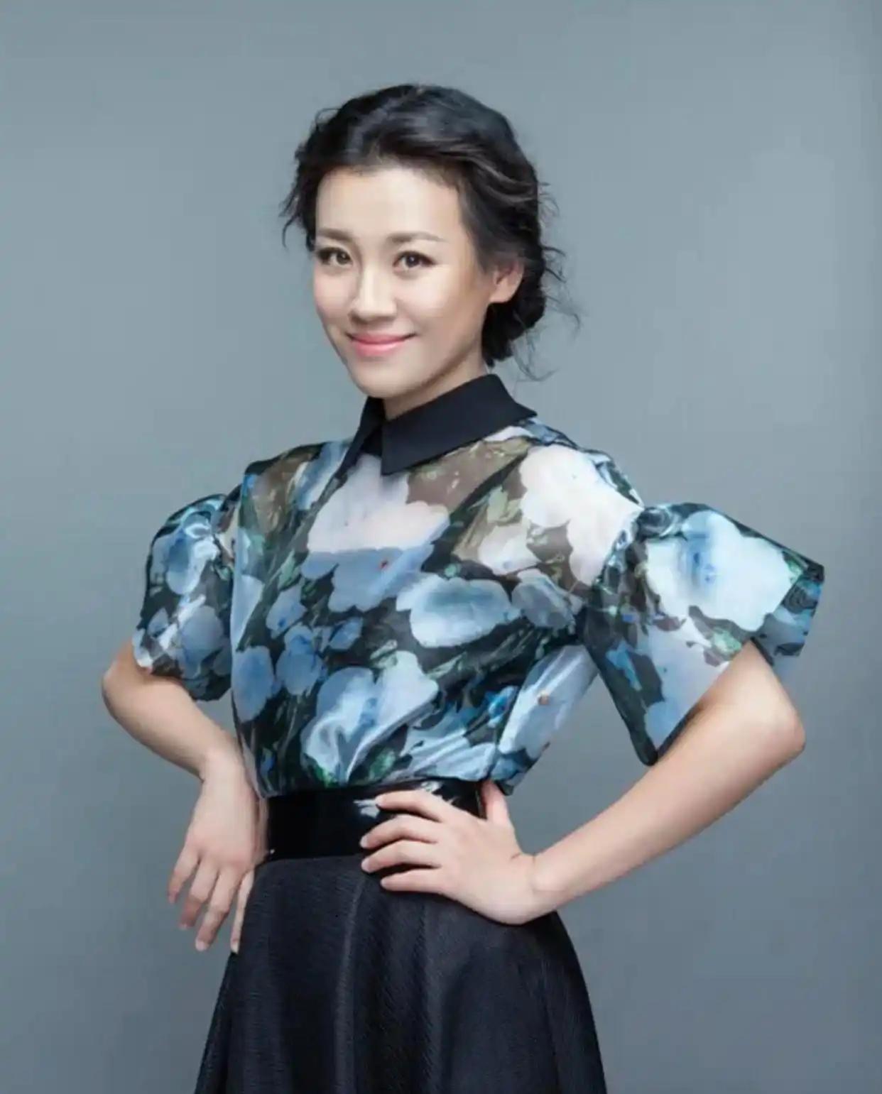 与四婚名导同居三年流产两次不结婚，转身下嫁穷小子，如今咋样？