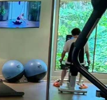 懒懒为王思聪过38岁生日！晒豪宅内景，有独立健身房，王思聪瘦了