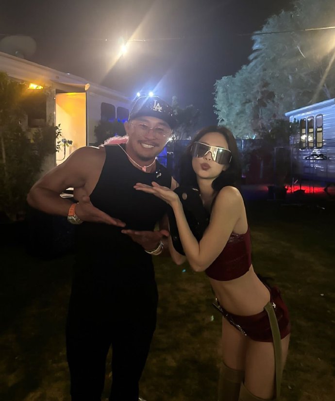 秋成勋和Jennie在科切拉音乐节相遇