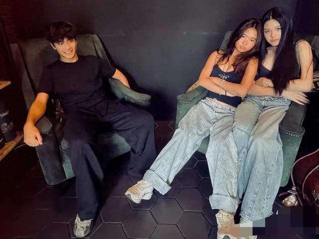 曹格儿子Joe官宣恋情晒和女友亲密照，网友：舅都恋爱了我还单着