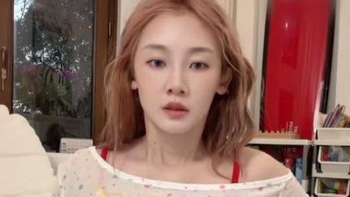 苗苗晒儿女近照，快四岁儿子单手帮妹妹拎三大包尿布，哥哥力爆棚