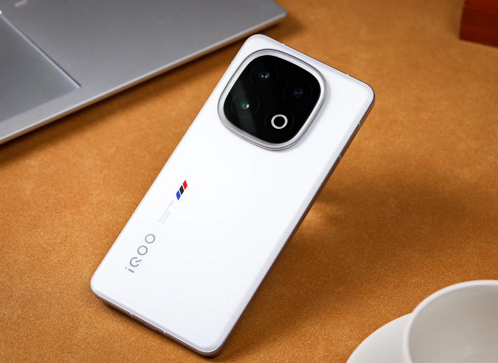 2K屏旗舰突降1000元,骁龙8至尊版+120W+金属中框,入手再战5年