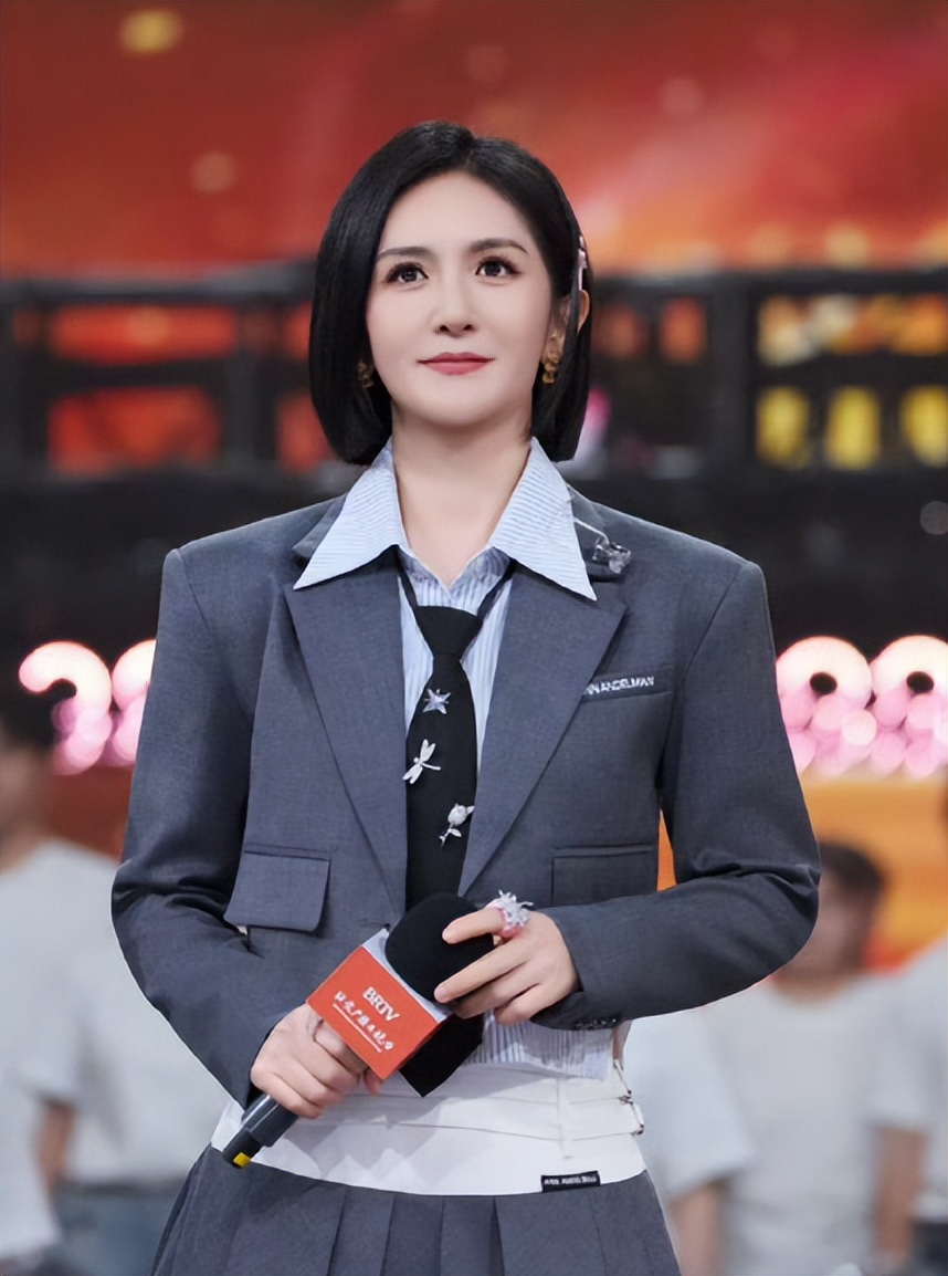 谢娜主持中国电影周年当天，央视六公主公开点名，刘烨的话应验