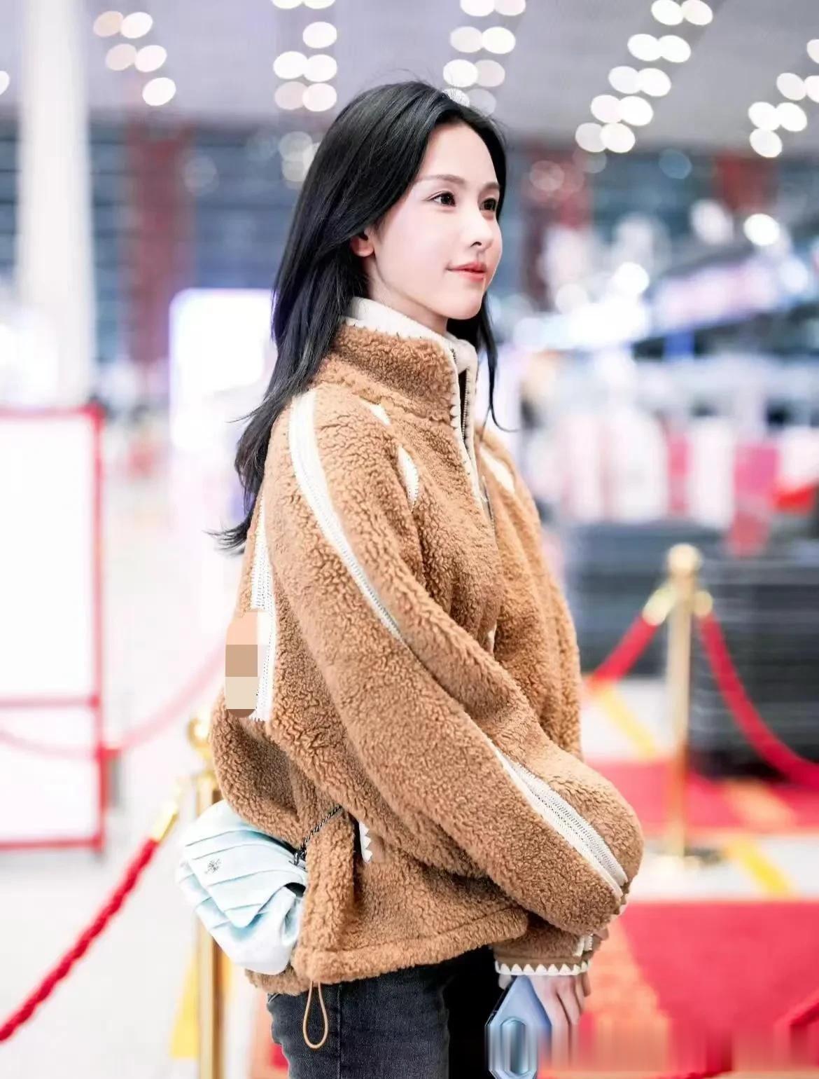 陈都灵机场私服真会穿!棕色羊羔毛外套+微喇裤,时髦保暖又洋气