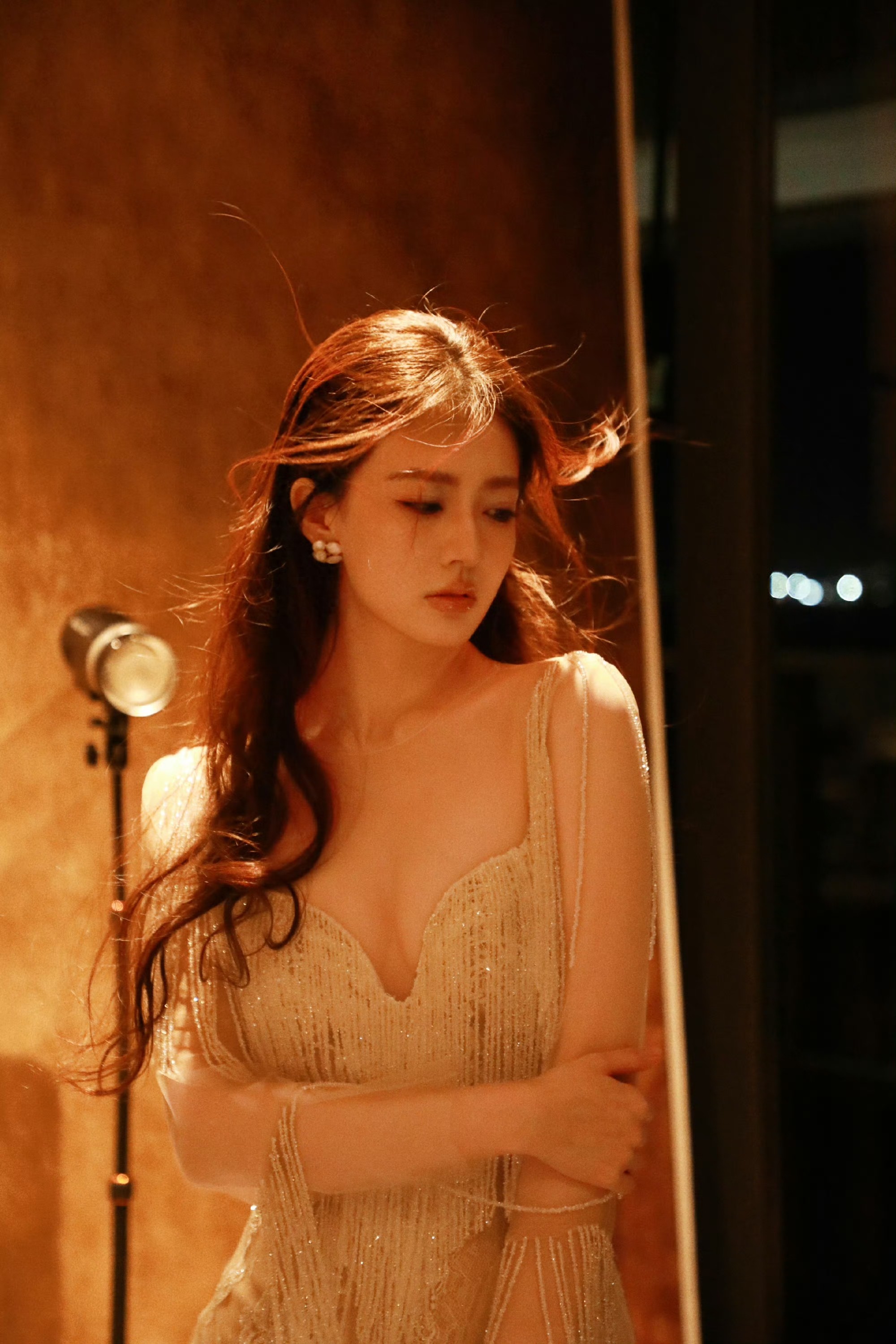 徐璐蕾丝抹胸礼裙,暖光氛围感拉满