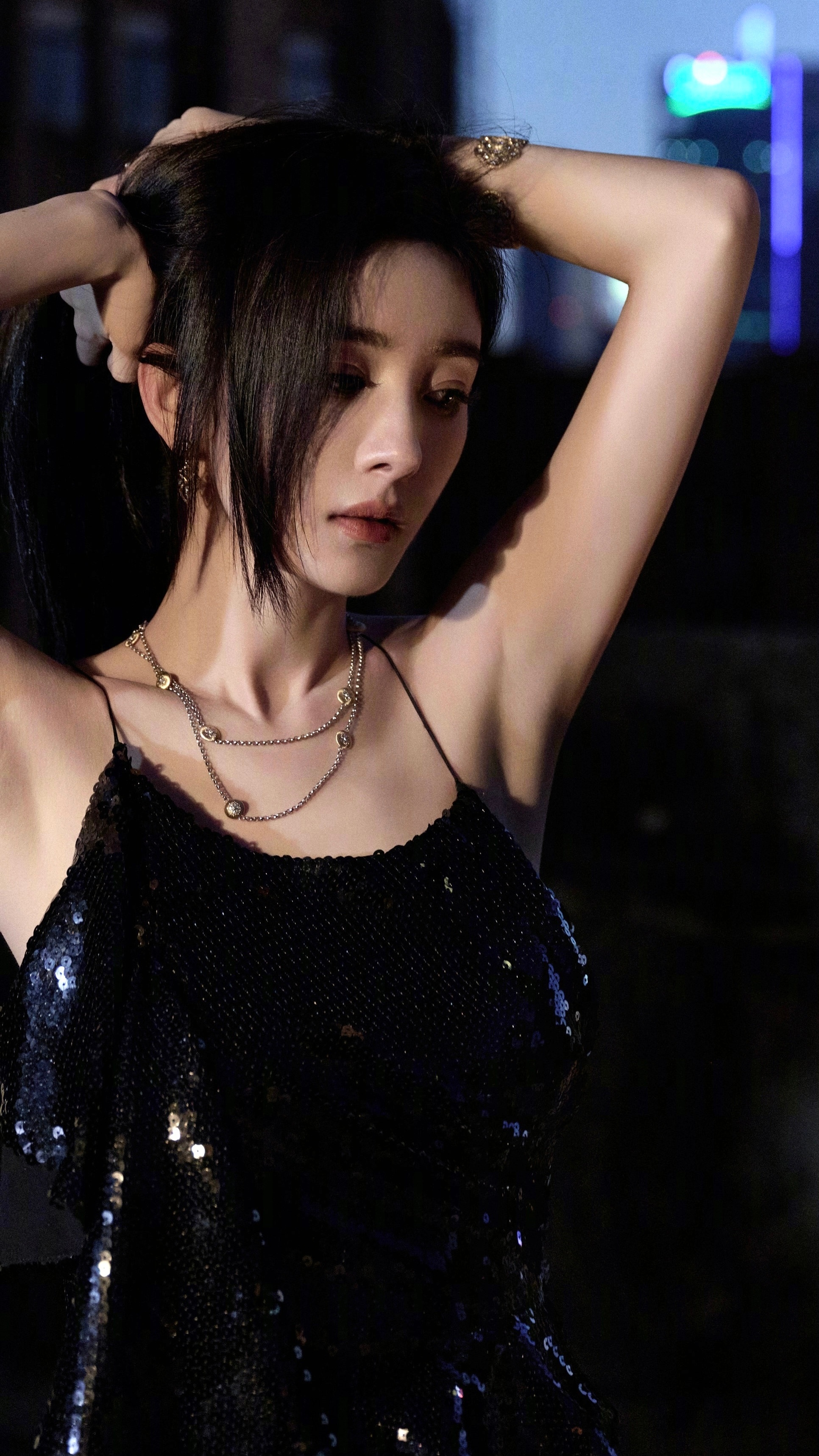 杨幂暗夜黑裙顶级魅惑，大长腿开衩到腰，网友见了狂喊老公