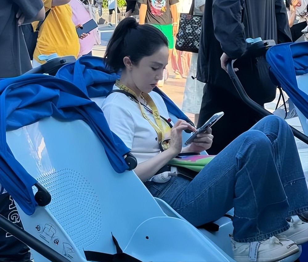 董璇婚后首次与张维伊同框,十指相扣走机场,评论区风评翻转