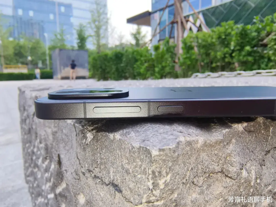 這才是小屏手機中的“性價比之王”？質感出色、全方位能打，價格更低