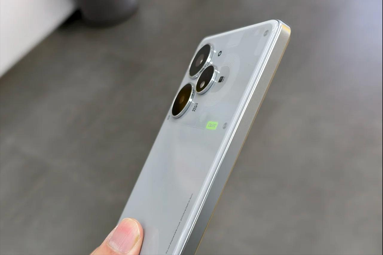 245萬分+144HZ直屏+7200mAh+滿級防水，可以撿漏的“中端機皇”