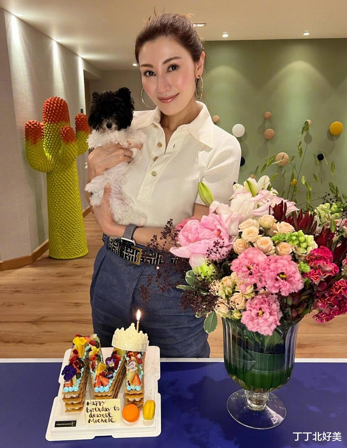 豪门阔太“李嘉欣”高调庆生！穿polo衫+毽子头，54岁美出新高度