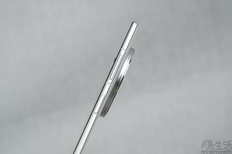 折叠屏手机的“厚度战争”，到底是否真的有意义？